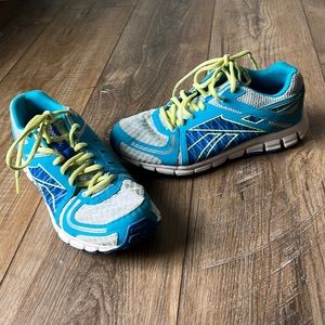 Women’s tennis shoes